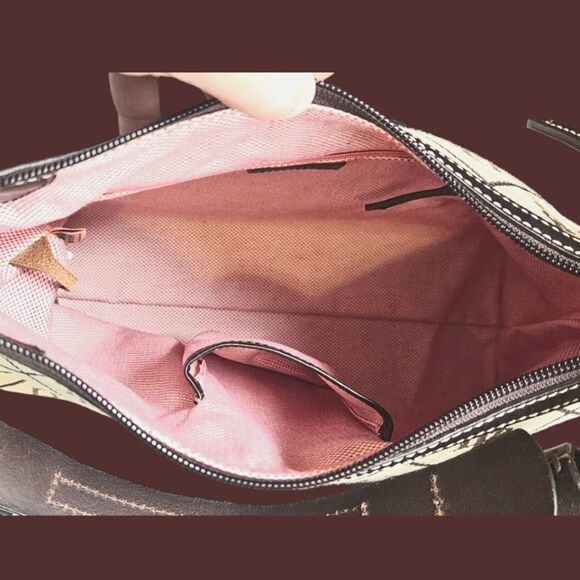 NWOT DOONEY & BOURKE MAXI QUILT SMALL EAST /WEST SLOUCH LEATHER STRAP PURSE - Picture 7 of 17